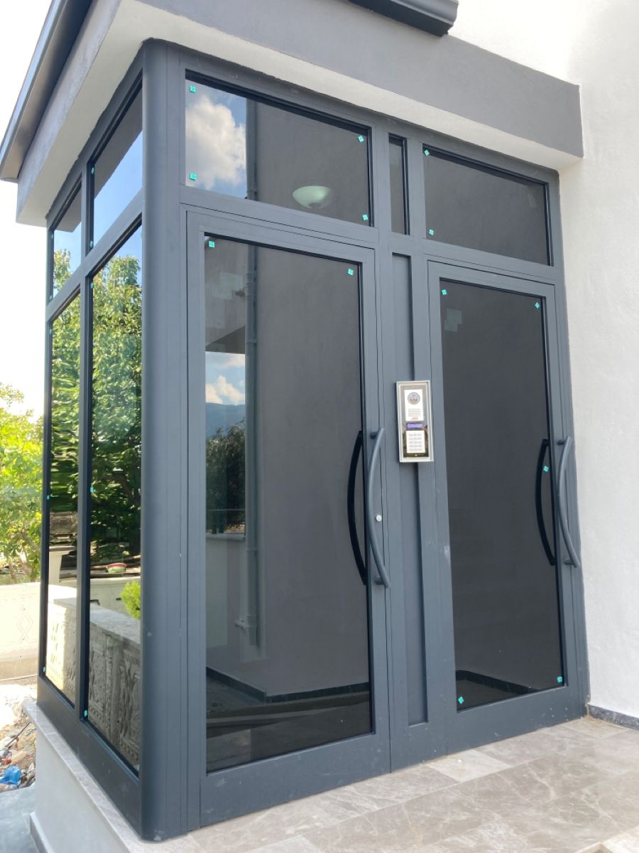 Baie vitrée aluminium noir sur villa contemporaine