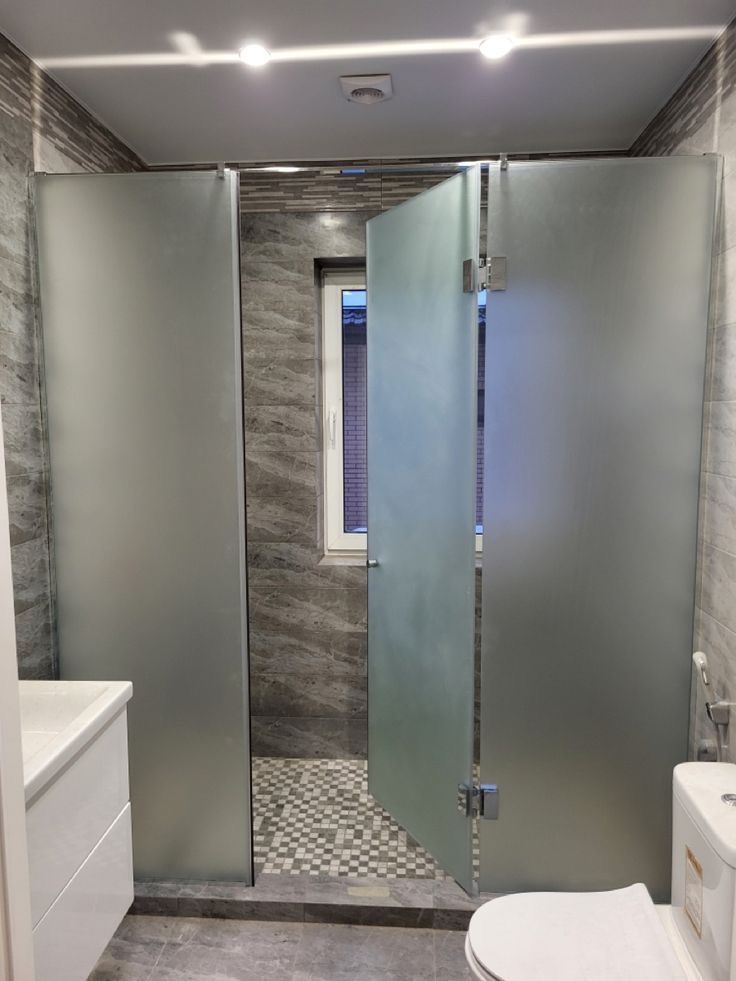Cabine douche verre trempé angle marbre blanc poignée chromée