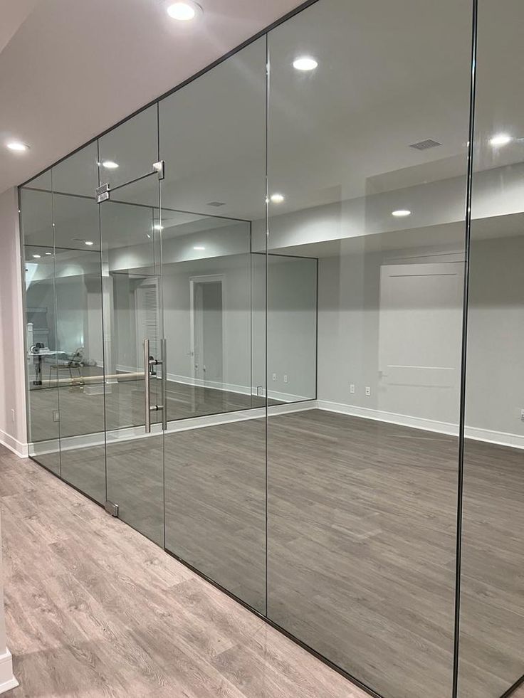 Cabine douche verre dépoli paroi fixe salle de bain grise