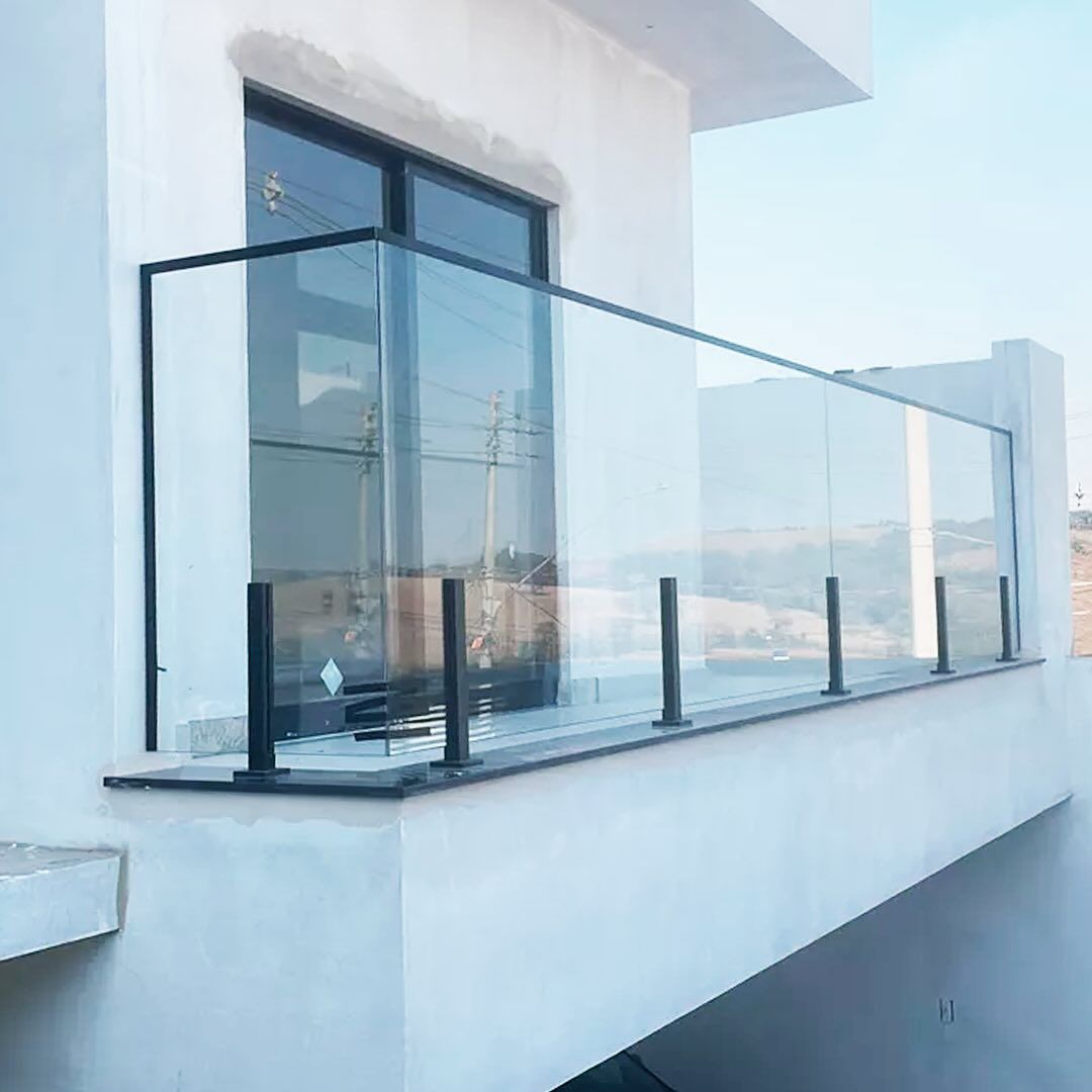 Garde-corps verre trempé balcon fixations noires façade moderne