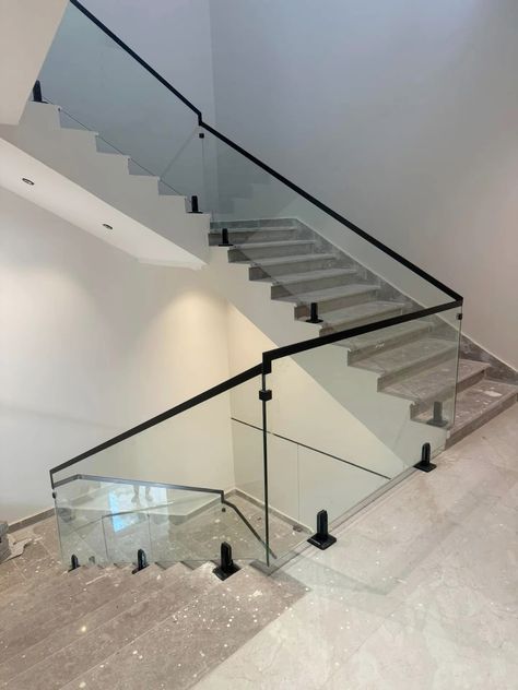 Garde-corps verre trempé escalier marches bois fixations noires