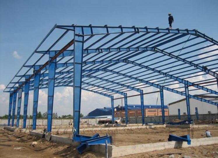Charpente métallique bleue en construction sur chantier