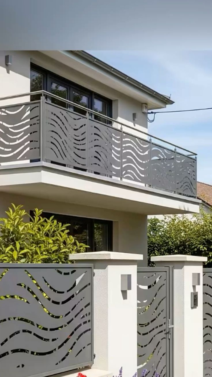 Clôture et garde-corps gris motif vagues découpe laser