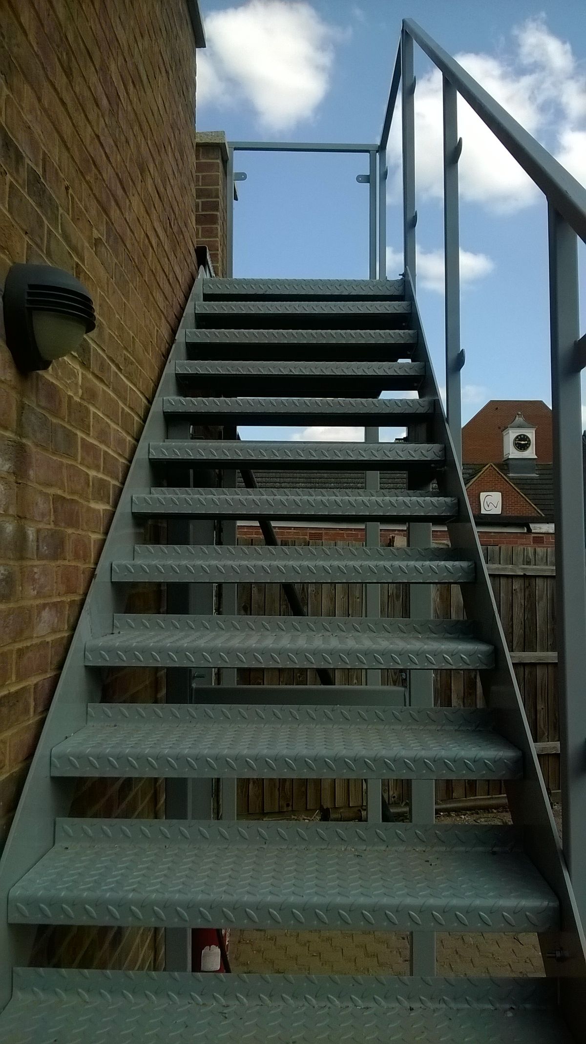 Escalier extérieur gris marches tôle larmée antidérapante