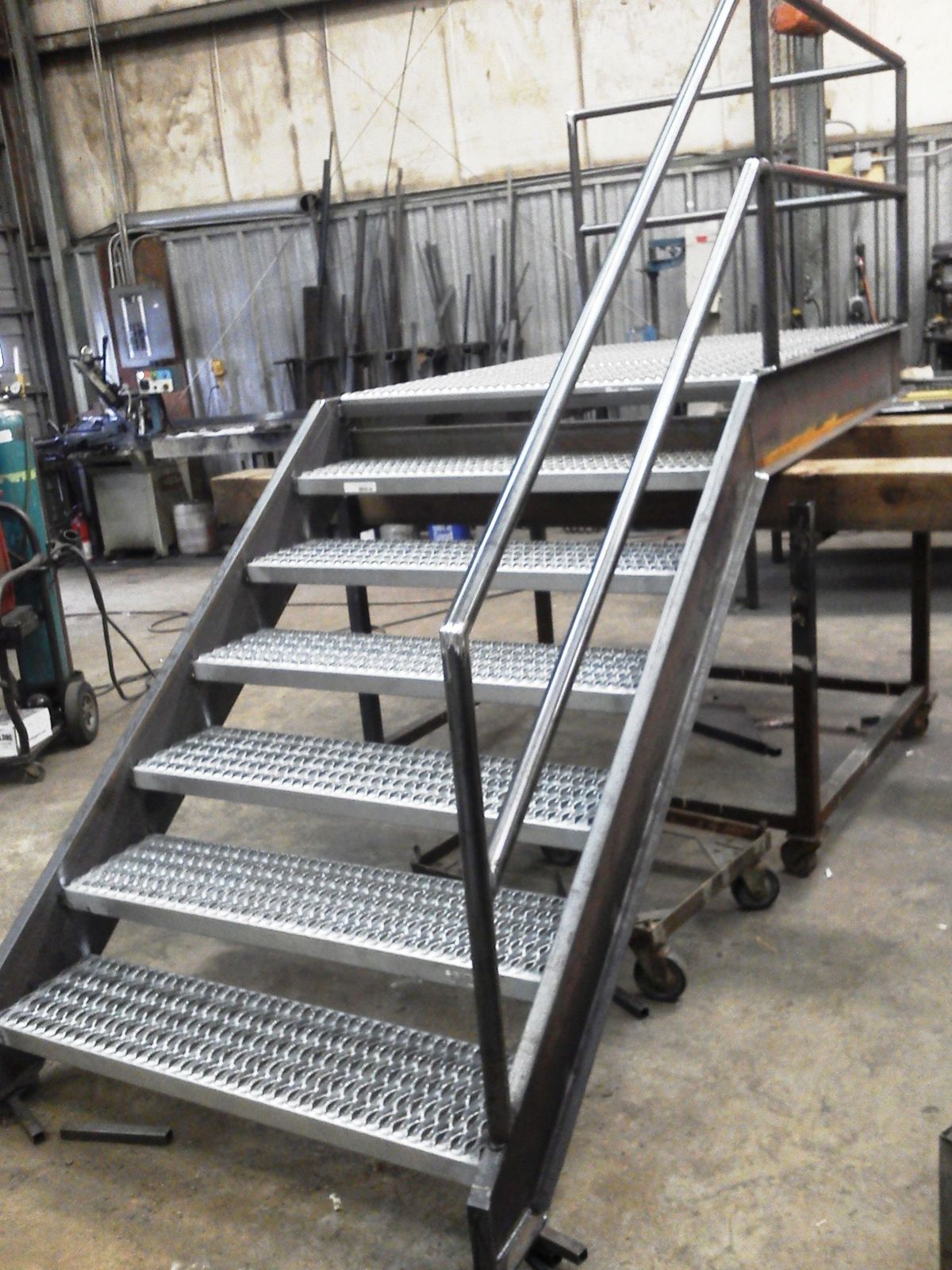 Escalier industriel acier brut marches caillebotis en atelier
