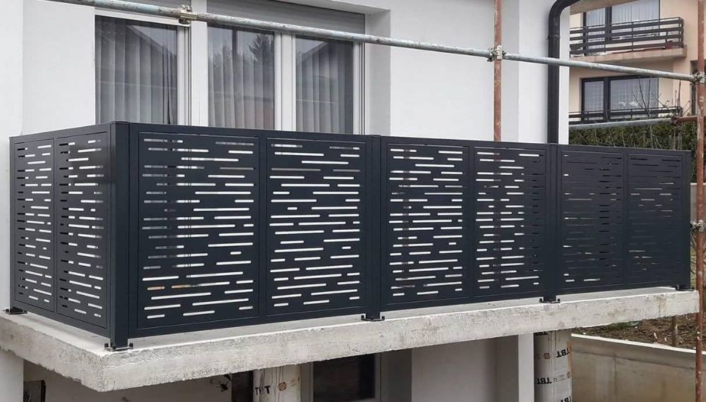 Garde-corps balcon gris foncé découpe tirets horizontaux