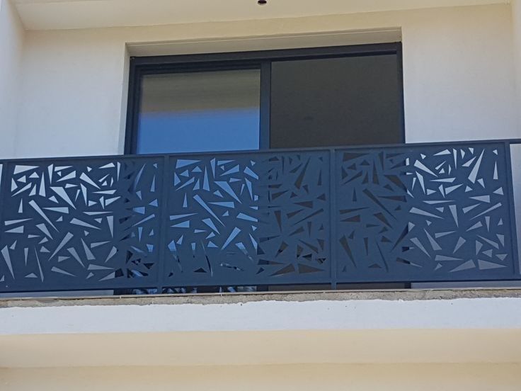 Garde-corps balcon gris découpe laser motif triangles abstraits