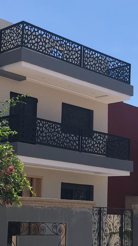 Garde-corps découpe laser motif mosaïque sur immeuble