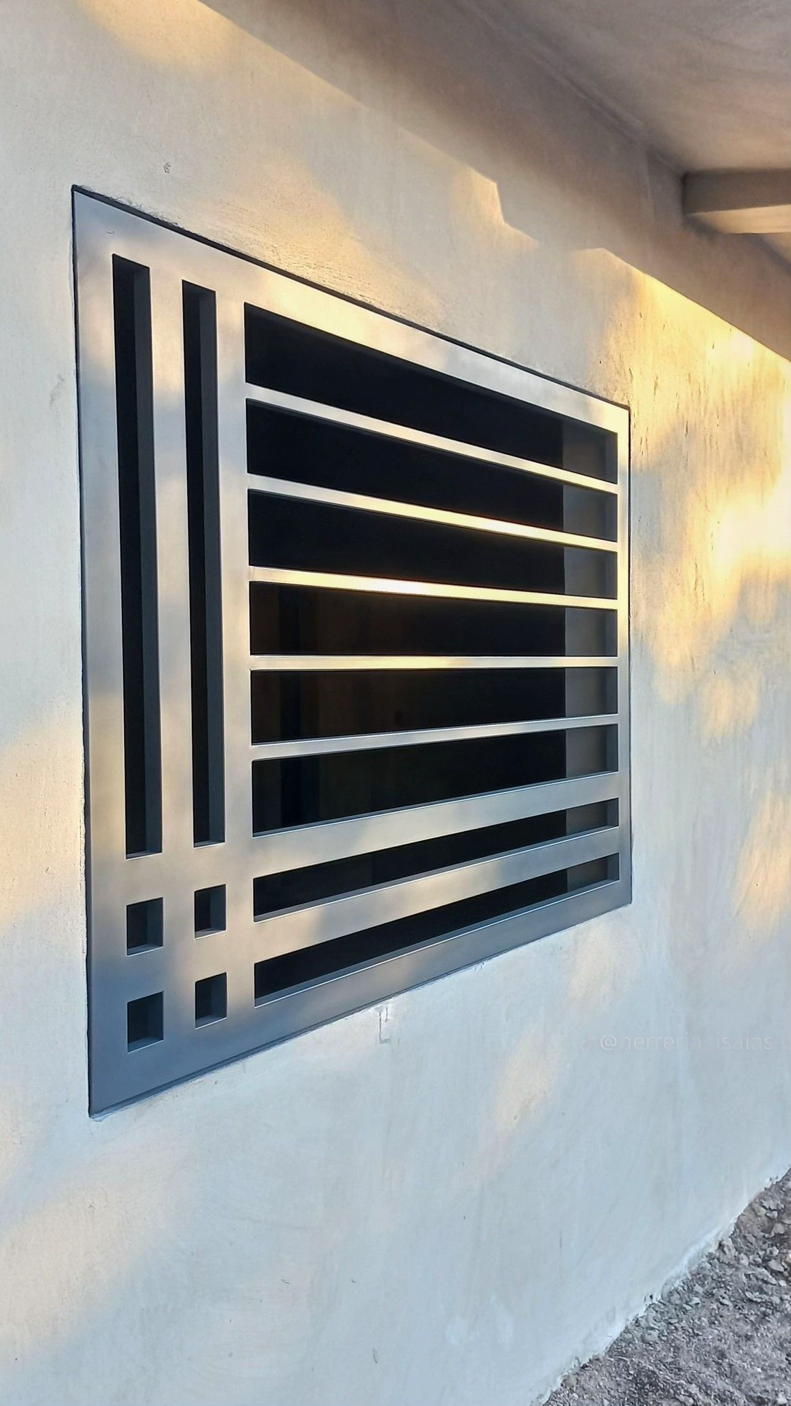 Grille de fenêtre grise barres horizontales et accent vertical