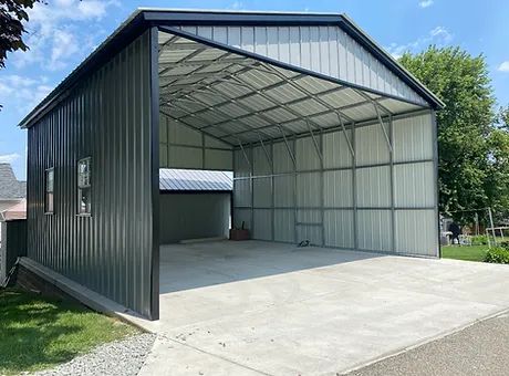 Hangar métallique gris vue extérieure grande porte ouverte