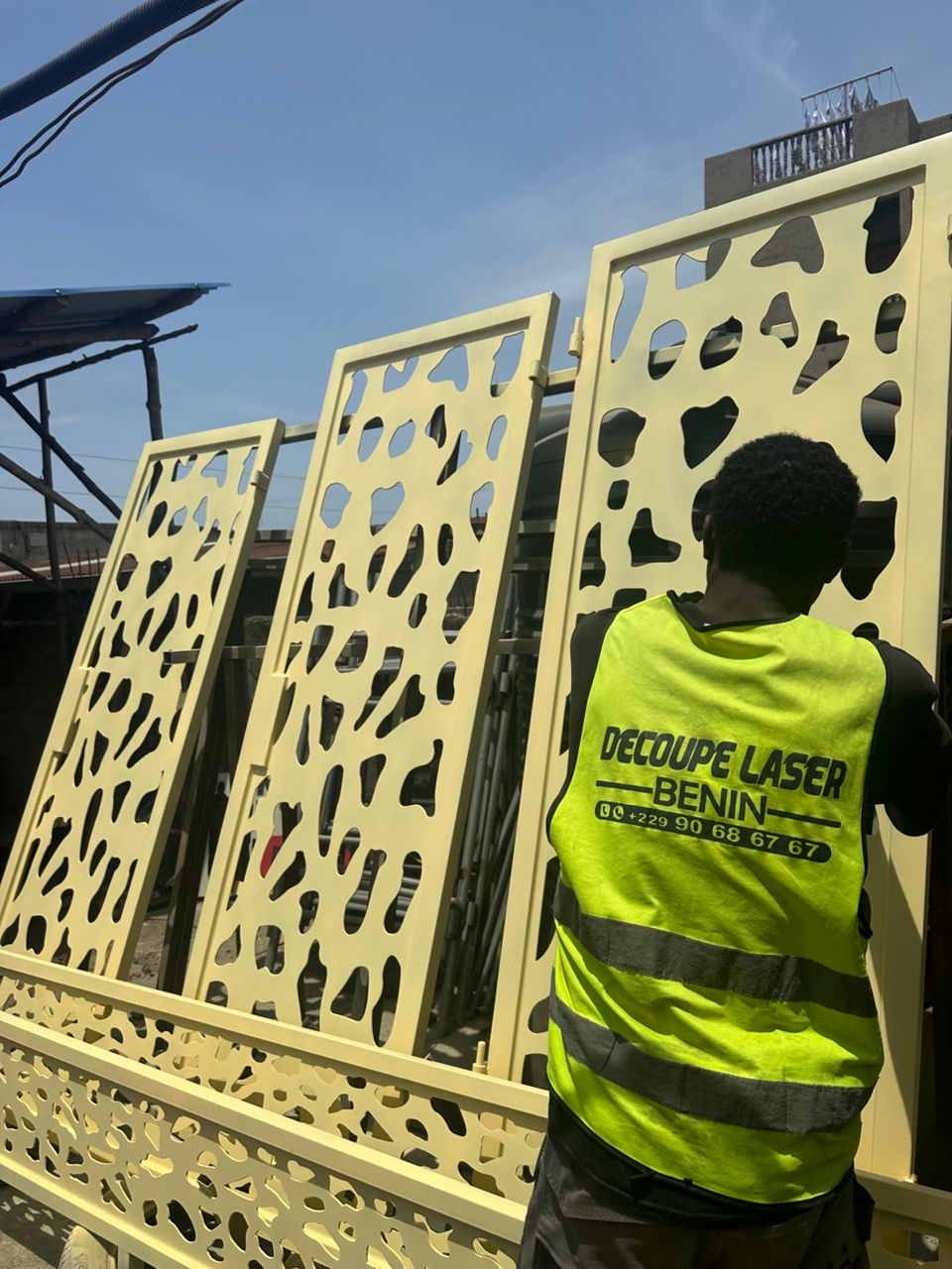 Deux ouvriers avec portail noir découpe laser motif feuillage