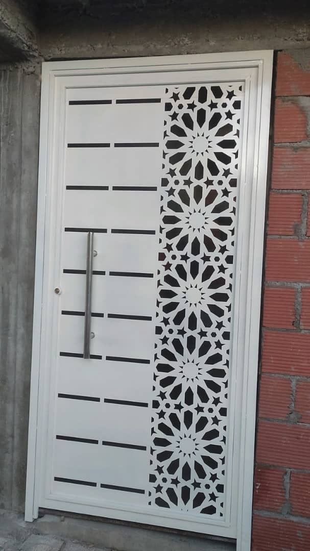 Porte blanche découpe laser motif étoile orientale avec lames et poignée inox