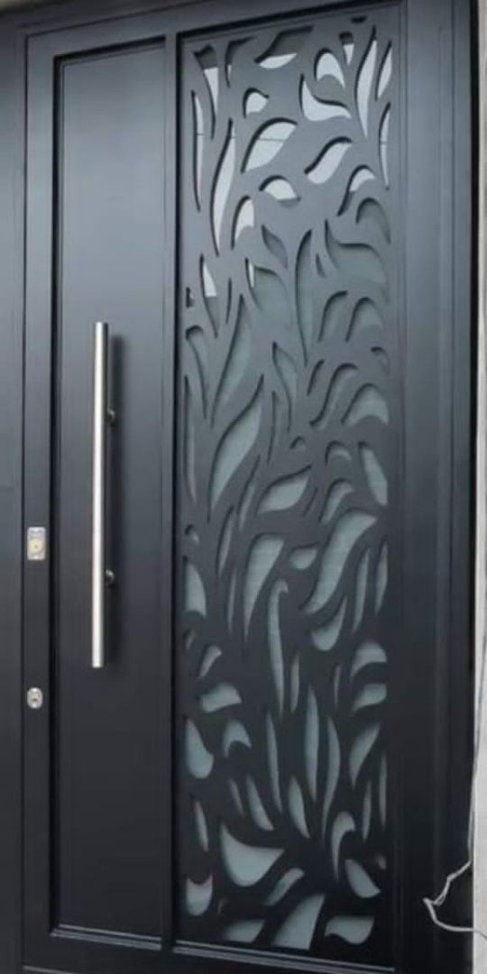 Porte entrée noire découpe laser motif feuillage poignée inox