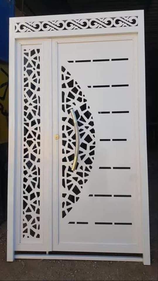 Porte pivotante grise design minimaliste lignes diagonales avec poignée noire