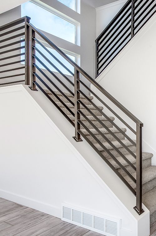 Porte métallique grise à lames verticales et poignée longue