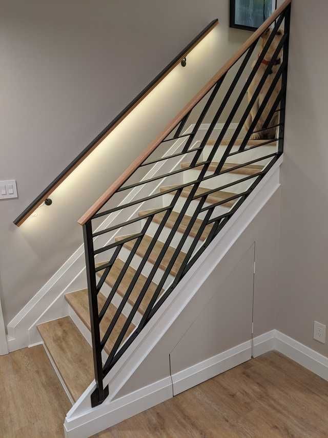 Rampe escalier barres diagonales noires main courante bois et éclairage LED