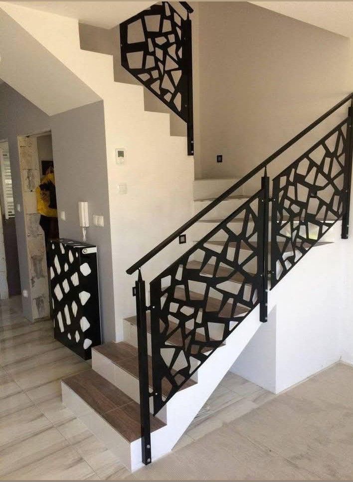 Rampe escalier noire découpe laser motif fragments mosaïque intérieur maison