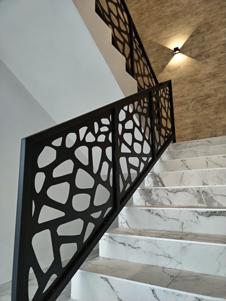 Rampe escalier noire découpe laser motif organique cellulaire sur escalier marbre
