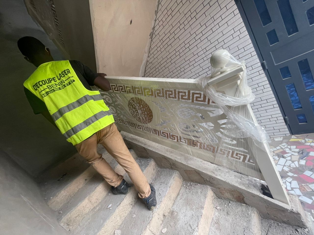 Rampe escalier découpe laser motif grec Versace