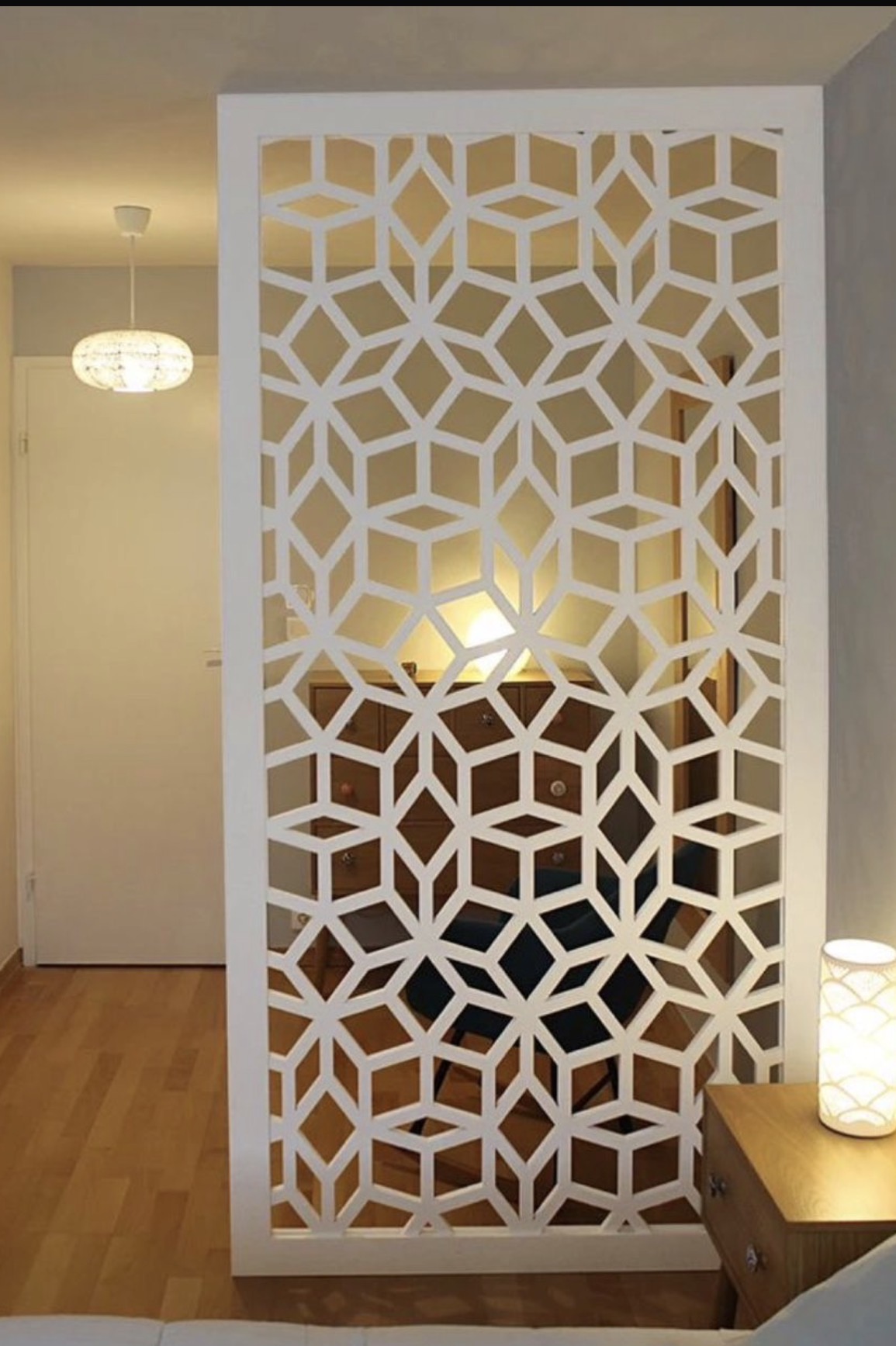 Paravent claustra hexagonal découpé CNC sur roulettes