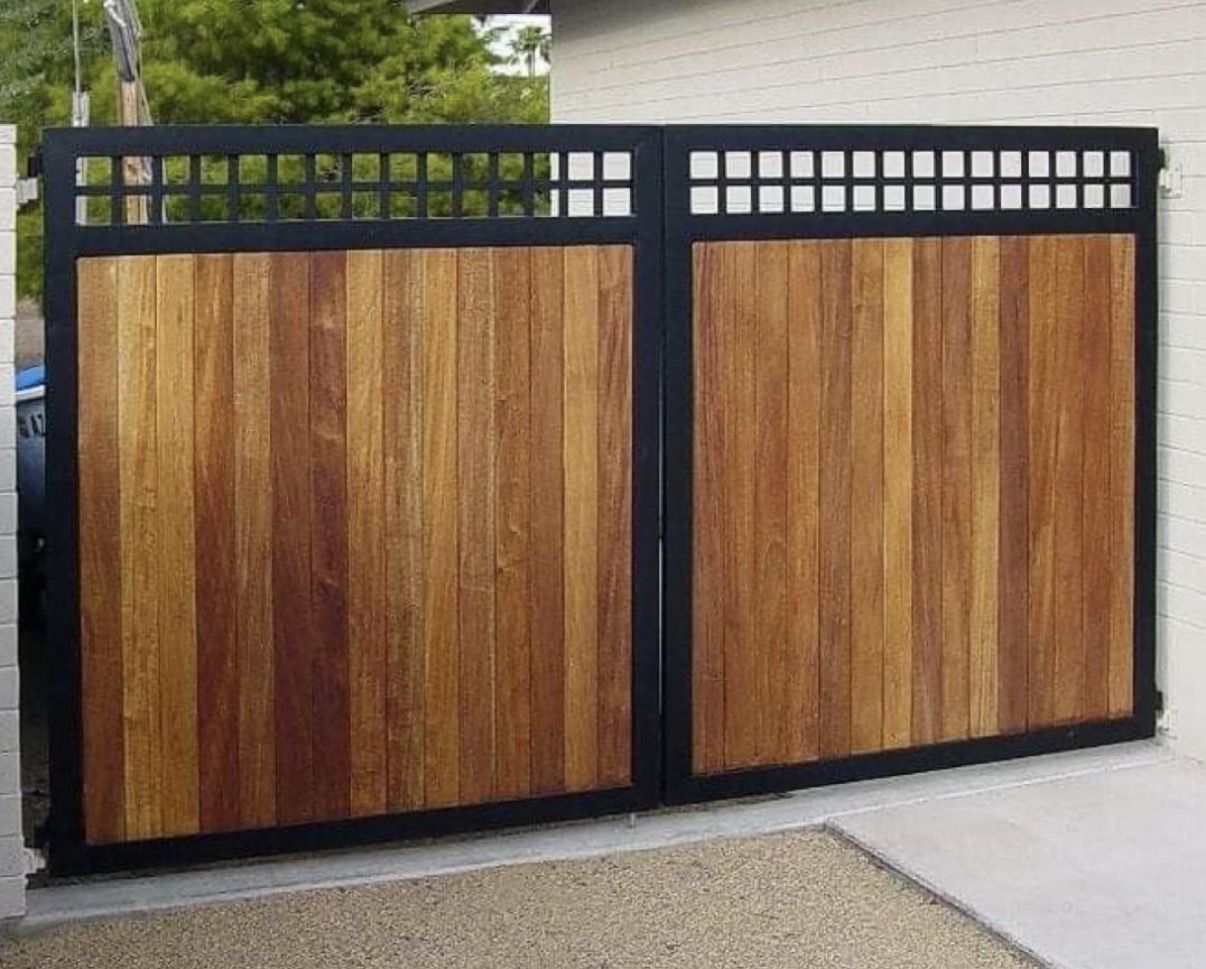 Portail en bois et métal noir avec grille carrée