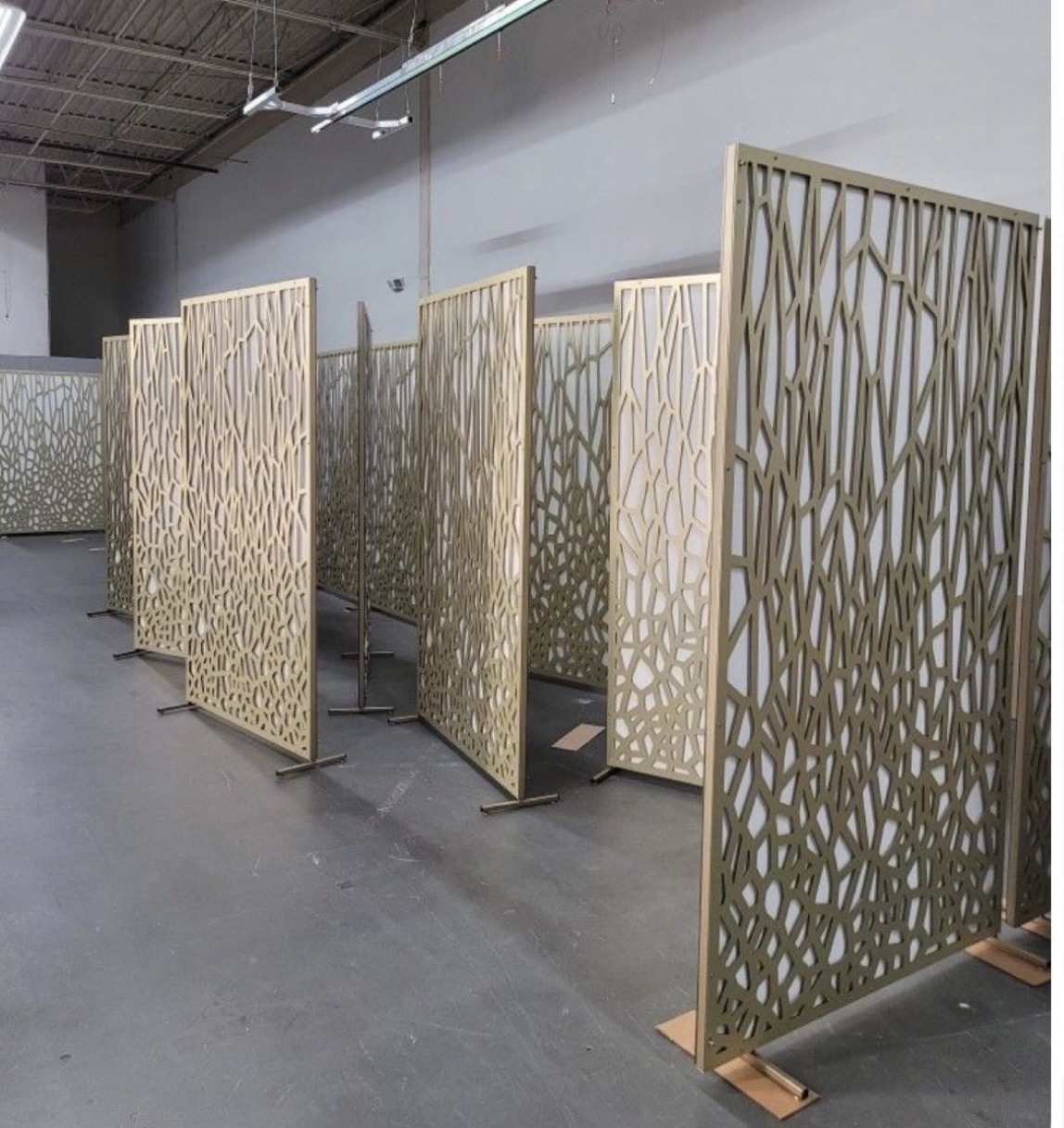 Portail en bois et métal noir à lames verticales
