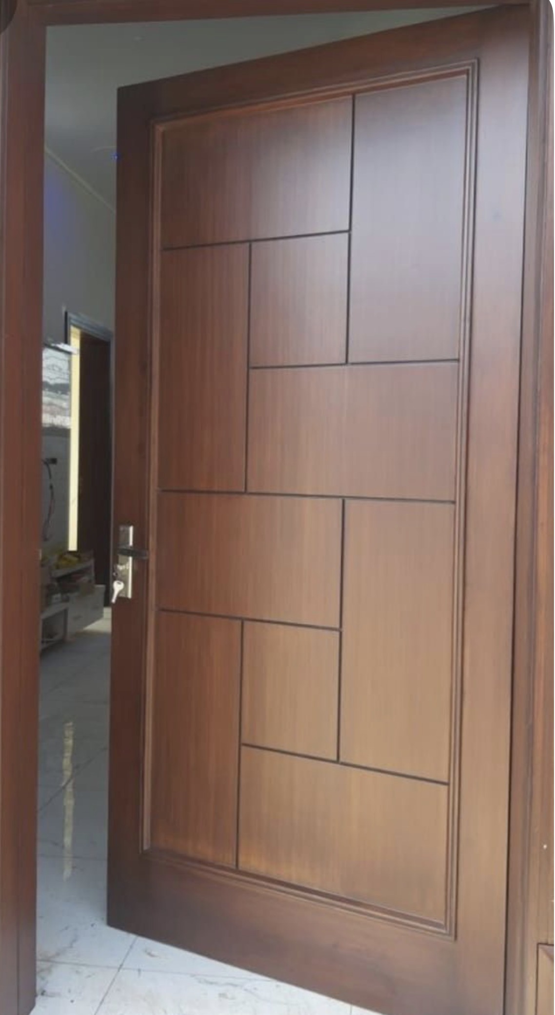 Porte en bois foncé design géométrique