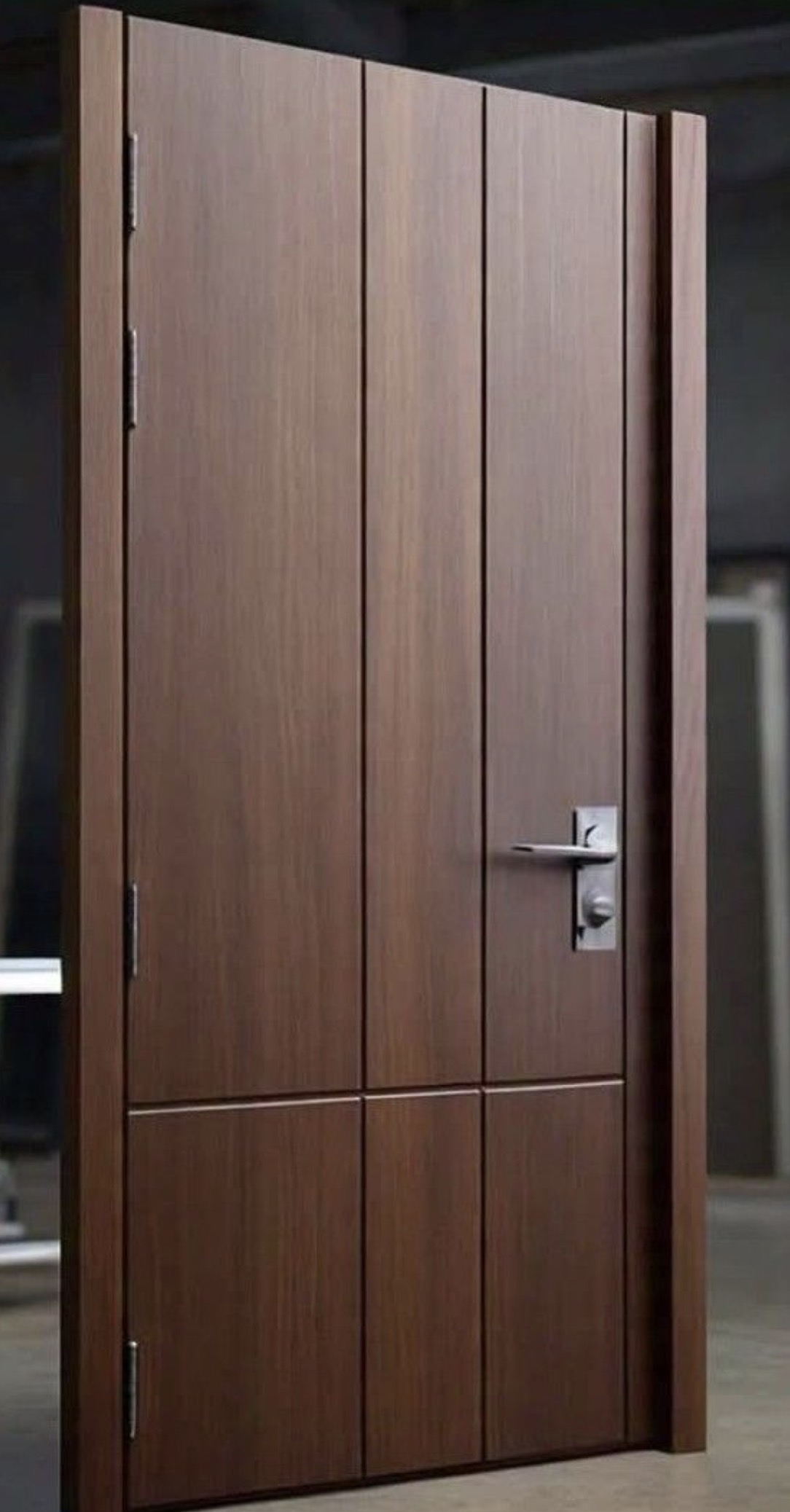 Porte en bois foncé moderne lignes verticales et horizontales