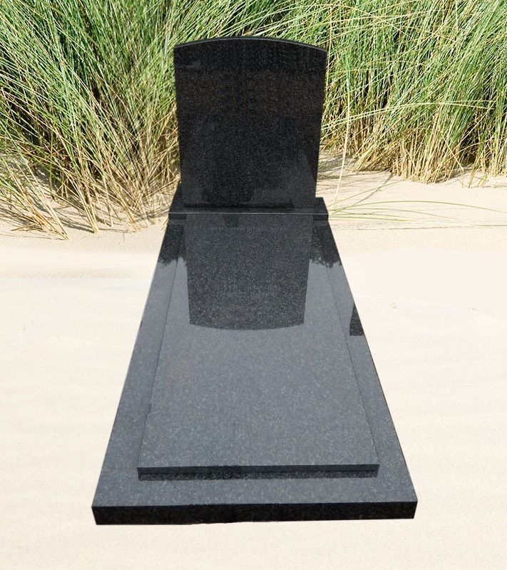 Pierre tombale granite noir simple avec stèle arrondie sur sable