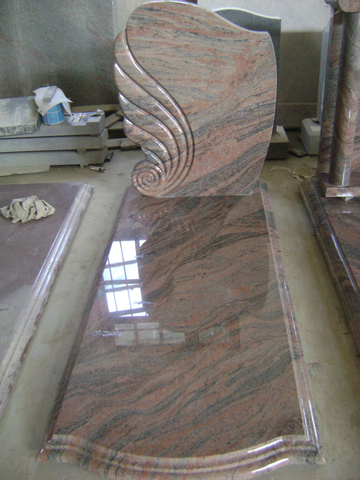 Pierre tombale granite rose avec stèle aile sculptée en atelier