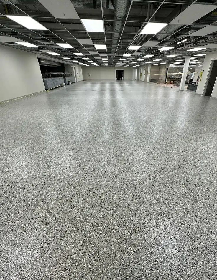 Sol époxy effet granit gris moucheté dans grande surface commerciale