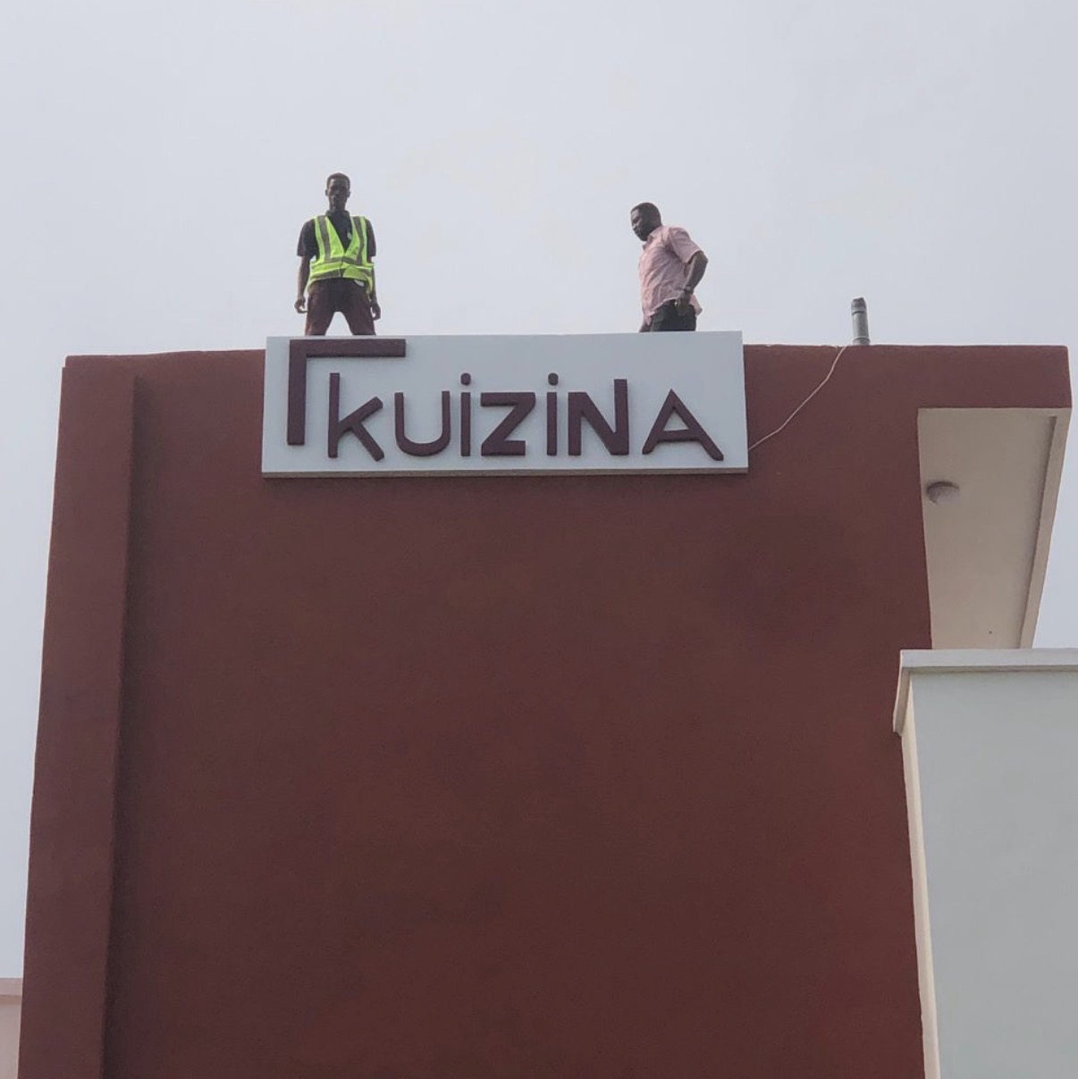 Enseigne Kuizina pose en hauteur