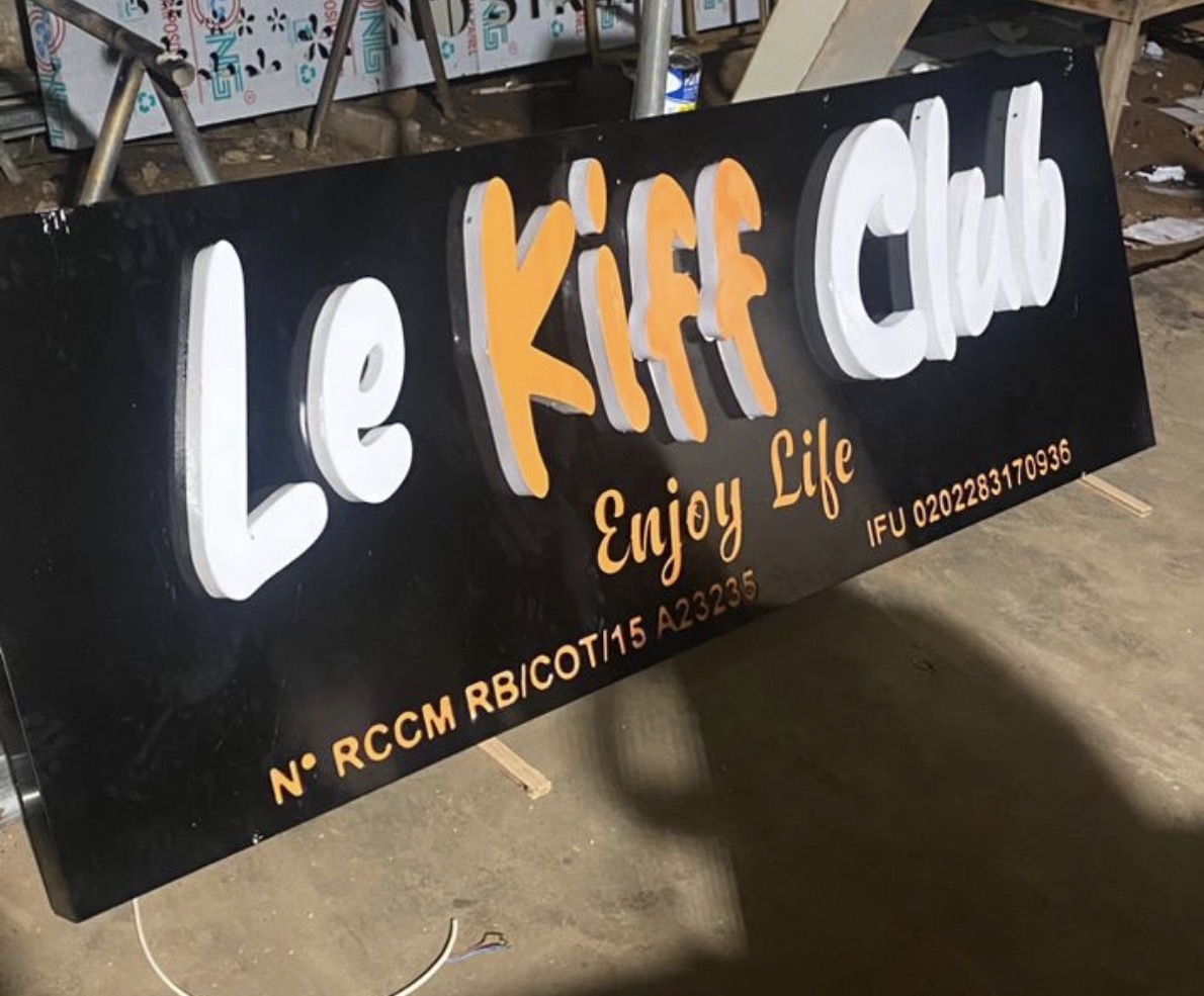 Enseigne Le Kiff Club lettres découpées